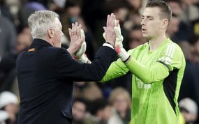Carlos Ancelotti y Lunin se felicitan en un partido del Real Madrid de esta temporada.
