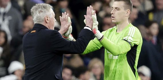 Carlos Ancelotti y Lunin se felicitan en un partido del Real Madrid de esta temporada.