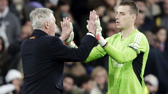 Carlos Ancelotti y Lunin se felicitan en un partido del Real Madrid de esta temporada.