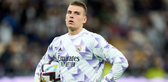 Lunin, antes del partido contra el Sevilla de esta temporada.