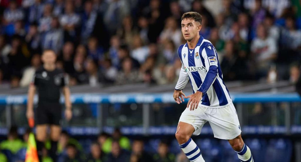 Martín Zubimendi jugando con la Real Sociedad esta temporada.
