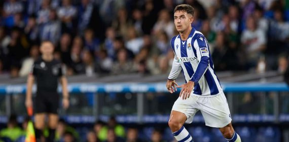 Martín Zubimendi jugando con la Real Sociedad esta temporada.