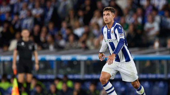 Martín Zubimendi jugando con la Real Sociedad esta temporada.
