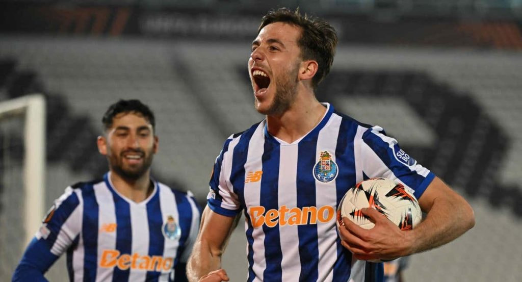 Nico González celebra un tanto con el Oporto en la Europa League.