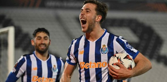 Nico González celebra un tanto con el Oporto en la Europa League.