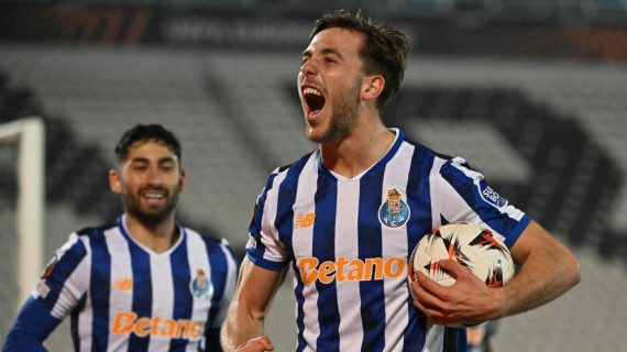 Nico González celebra un tanto con el Oporto en la Europa League.