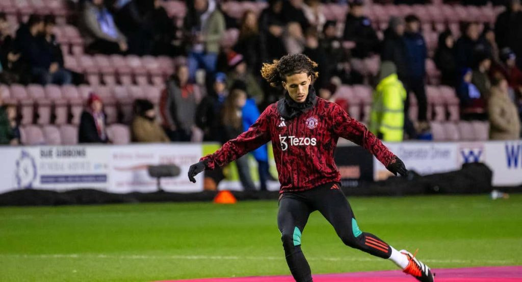 Hannibal Mejbri calienta antes de un partido con el Manchester United.