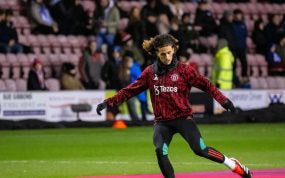 Hannibal Mejbri calienta antes de un partido con el Manchester United.