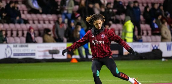 Hannibal Mejbri calienta antes de un partido con el Manchester United.