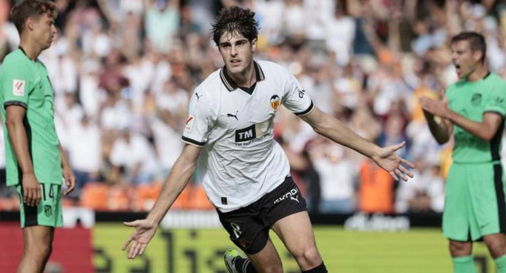 Javi Guerra celebra un gol.