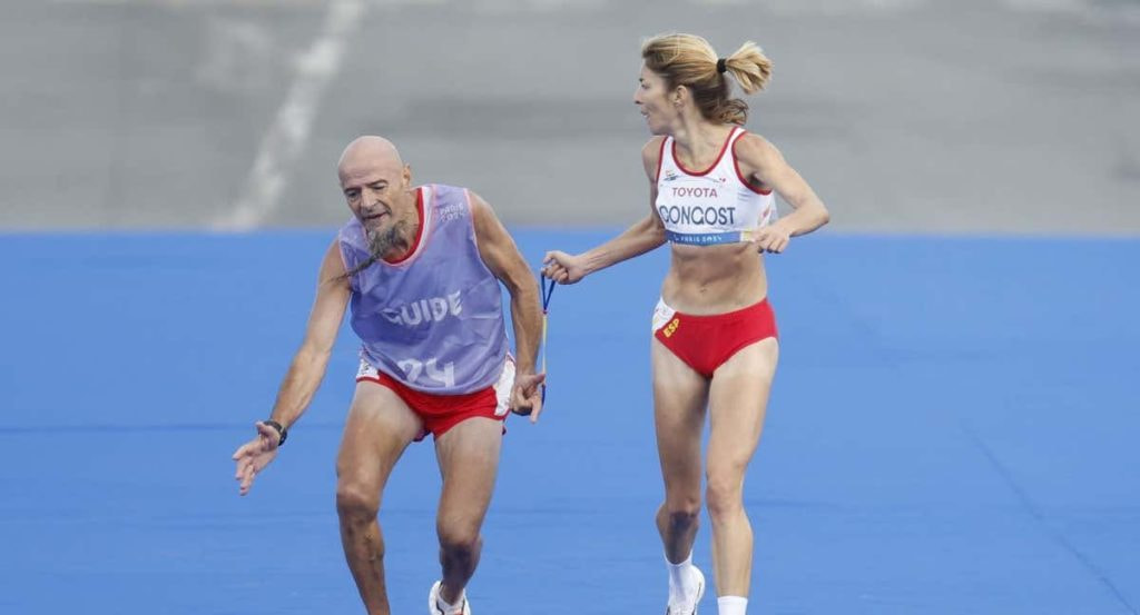 Elena Congost tira de Mia Carol antes de entrar en la meta del Maratón de París.
