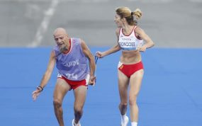 Elena Congost tira de Mia Carol antes de entrar en la meta del Maratón de París.