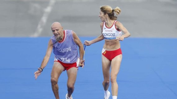 Elena Congost tira de Mia Carol antes de entrar en la meta del Maratón de París.