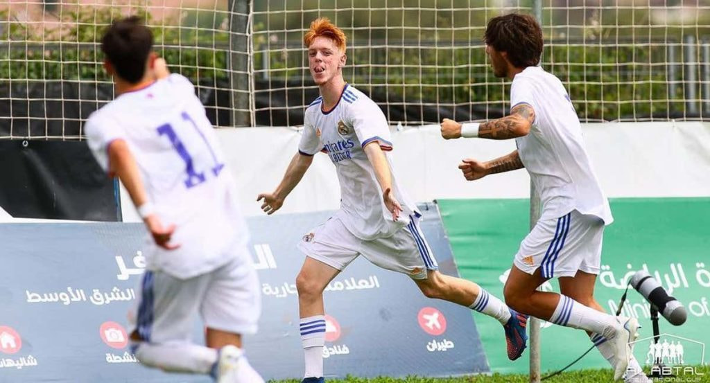 Marc Cucalón celebra un gol con el Real Madrid.
