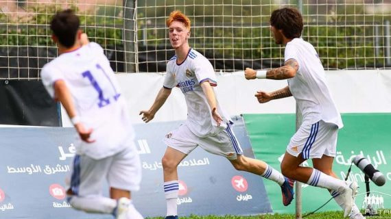 Marc Cucalón celebra un gol con el Real Madrid.