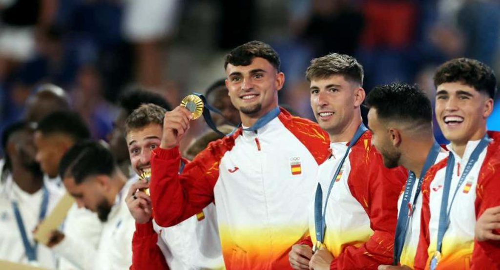 Marc Pubill muestra su medalla de oro en París