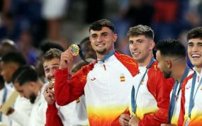 Marc Pubill muestra su medalla de oro en París