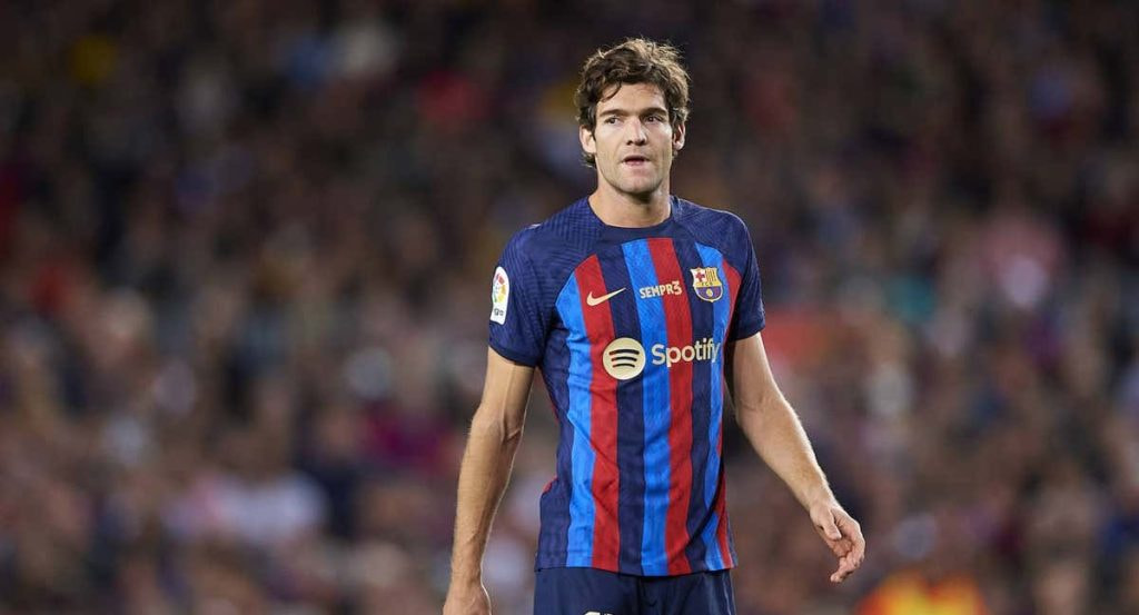 Marcos Alonso, en un partido con el Barça.