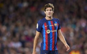 Marcos Alonso, en un partido con el Barça.
