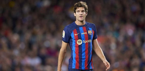 Marcos Alonso, en un partido con el Barça.