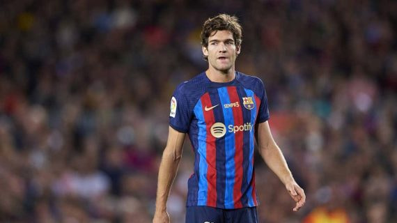 Marcos Alonso, en un partido con el Barça.