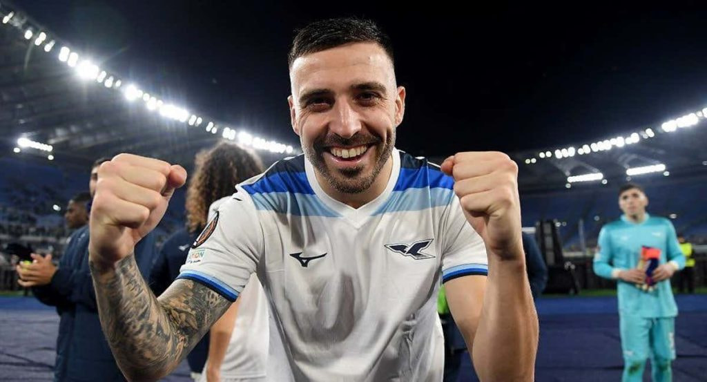 Mario Gila celebra un triunfo de la Lazio en el Olímpico de Roma.