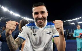 Mario Gila celebra un triunfo de la Lazio en el Olímpico de Roma.
