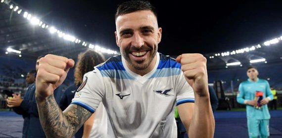 Mario Gila celebra un triunfo de la Lazio en el Olímpico de Roma.
