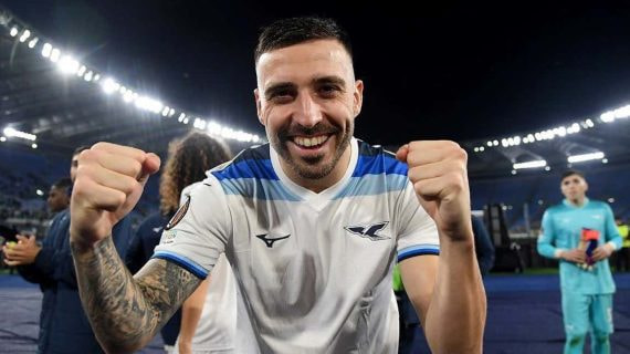 Mario Gila celebra un triunfo de la Lazio en el Olímpico de Roma.