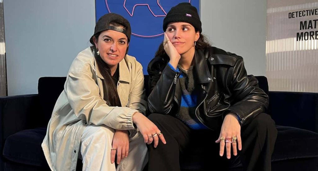 Carol Moyano y Ana Legazpi -Marlena- posan en la redacción de Relevo.