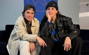 Carol Moyano y Ana Legazpi -Marlena- posan en la redacción de Relevo.