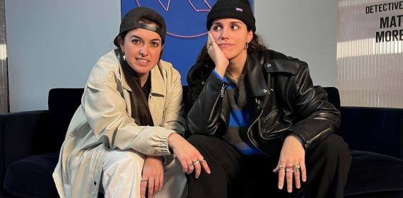 Carol Moyano y Ana Legazpi -Marlena- posan en la redacción de Relevo.