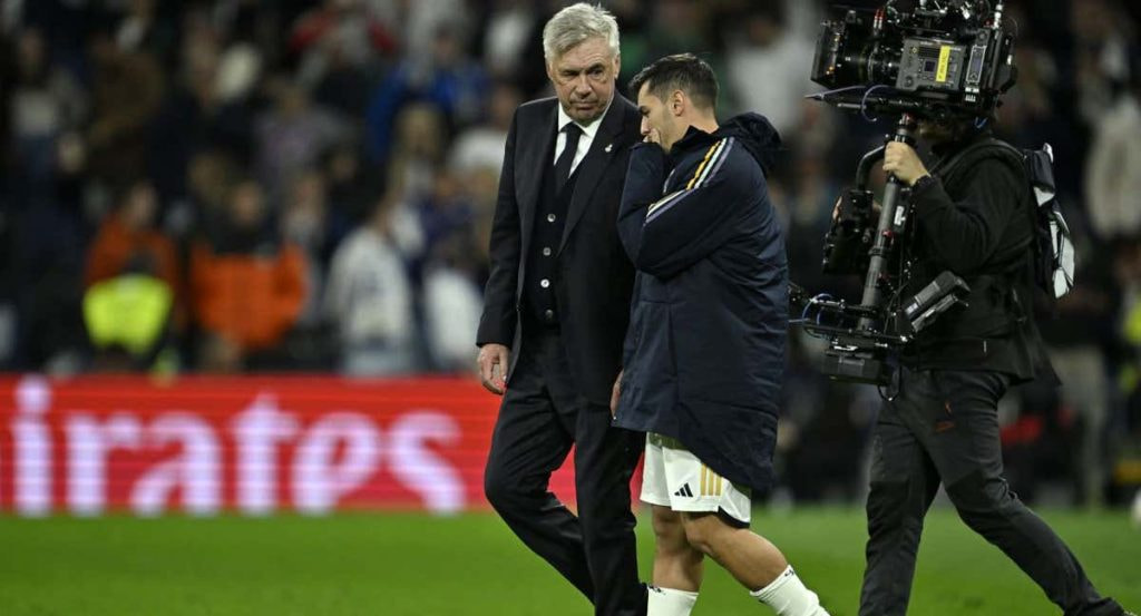 Brahim charla con Ancelotti al finalizar un partido.