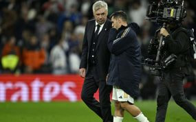 Brahim charla con Ancelotti al finalizar un partido.
