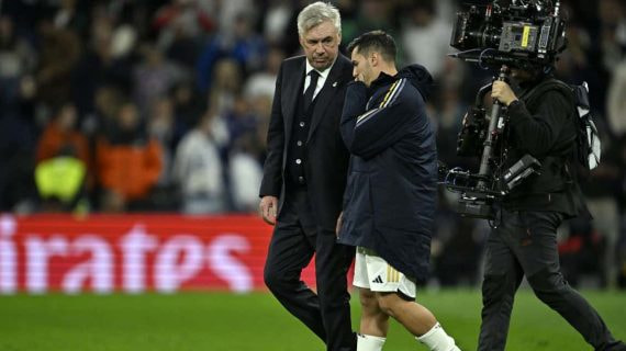 Brahim charla con Ancelotti al finalizar un partido.