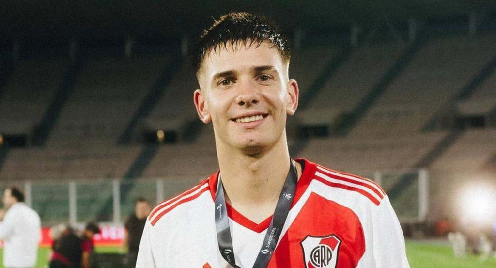 Franco Mastantuono celebra la Supercopa de Argentina.