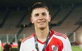 Franco Mastantuono celebra la Supercopa de Argentina.