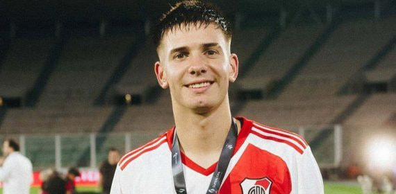 Franco Mastantuono celebra la Supercopa de Argentina.