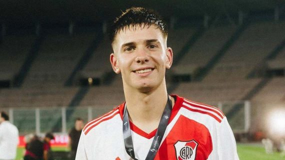 Franco Mastantuono celebra la Supercopa de Argentina.