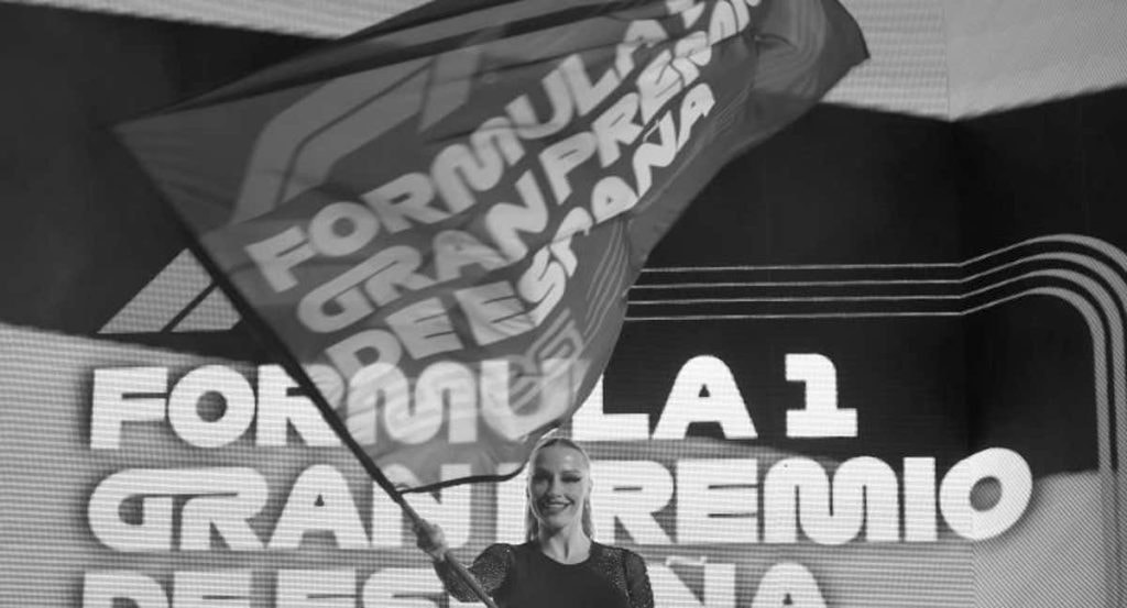 Una azafata ondea una bandera el día de la presentación del Gran Premio, el pasado mes de enero.