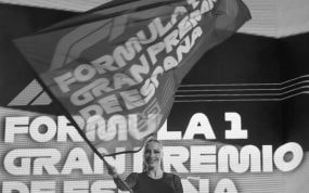 Una azafata ondea una bandera el día de la presentación del Gran Premio, el pasado mes de enero.