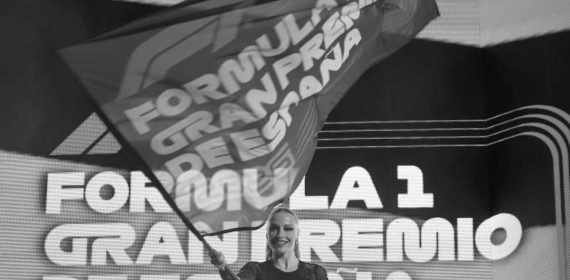 Una azafata ondea una bandera el día de la presentación del Gran Premio, el pasado mes de enero.