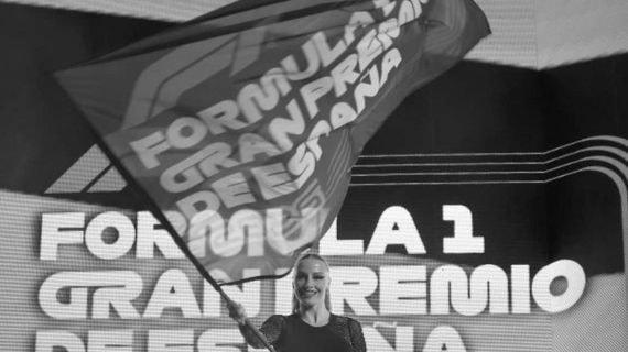 Una azafata ondea una bandera el día de la presentación del Gran Premio, el pasado mes de enero.
