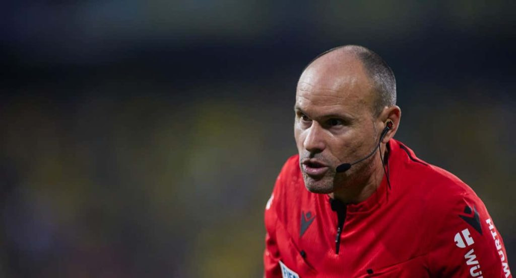 El colegiado valenciano, Mateu Lahoz, durante el último Cádiz-Betis de Liga.