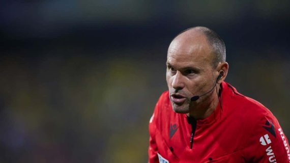 El colegiado valenciano, Mateu Lahoz, durante el último Cádiz-Betis de Liga.