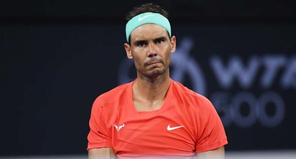 Rafa Nadal, con gesto serio y cinta en la cabeza, durante un partido de tenis