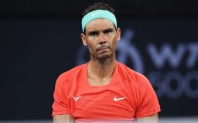 Rafa Nadal, con gesto serio y cinta en la cabeza, durante un partido de tenis
