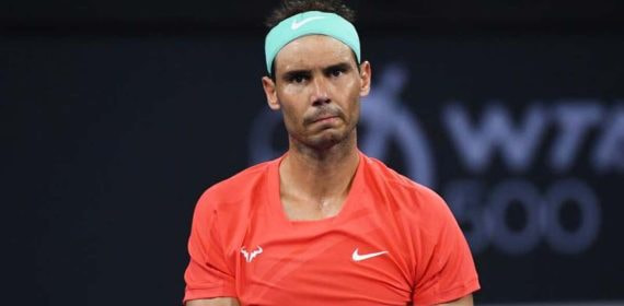 Rafa Nadal, con gesto serio y cinta en la cabeza, durante un partido de tenis