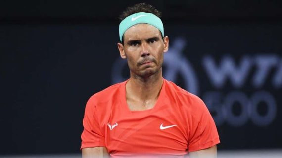 Rafa Nadal, con gesto serio y cinta en la cabeza, durante un partido de tenis