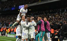 Los jugadores del Real Madrid celebran un gol en el Bernabéu en la vuelta de cuartos de Champions League contra el Chelsea